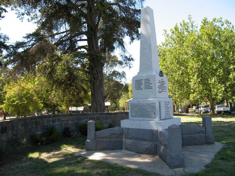 Kilmore - Hudson Park, Sydney Street between Bourke Street and Foote Street: War memorial and memorial wall, corner Sydney St and Foote St