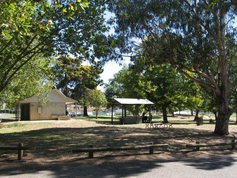 Kilmore - Hudson Park, Sydney Street between Bourke Street and Foote Street: BBQ and picnic areas