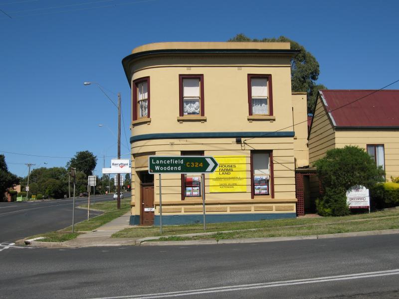 Kilmore - Historical buildings, Powlett Street and Sydney Street at Foote Street: View south along Powlett St at Foote St