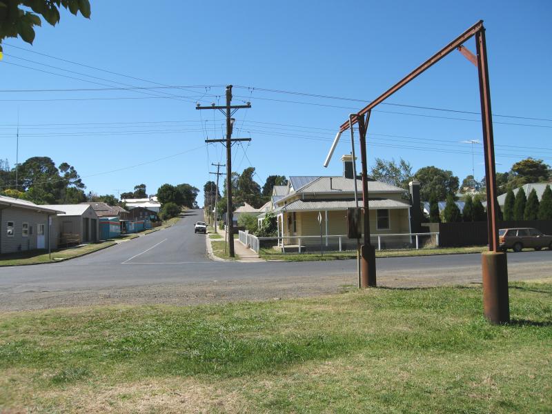 Kilmore - Taylor Reserve, Victoria Parade along Kilmore Creek: View north-east along Gipps St at Victoria Pde