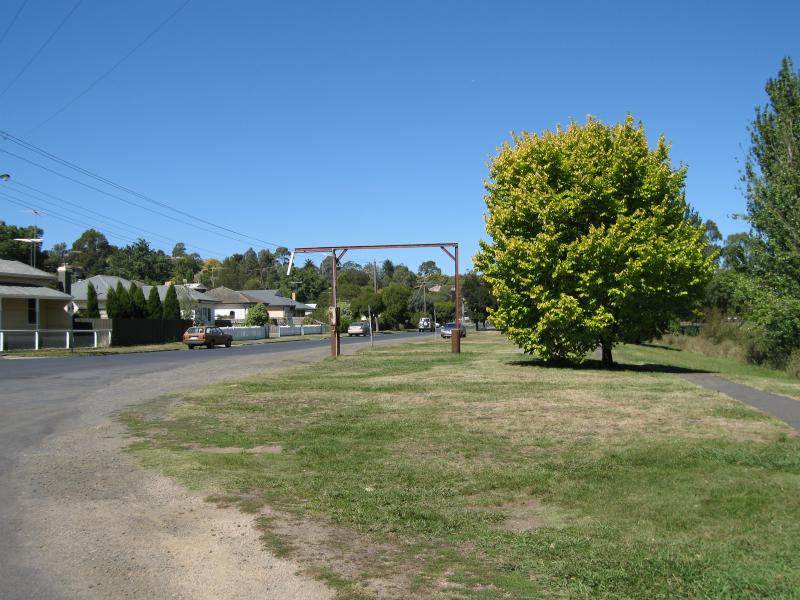 Kilmore - Taylor Reserve, Victoria Parade along Kilmore Creek: View south along Taylor Reserve and Victoria Pde at Gipps St