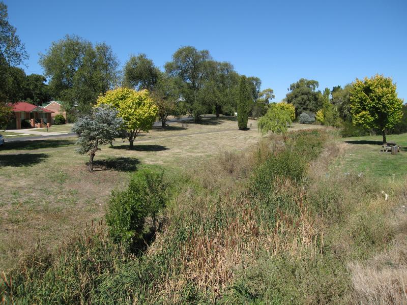 Kilmore - Taylor Reserve, Victoria Parade along Kilmore Creek: View south along Kilmore Creek at Union St