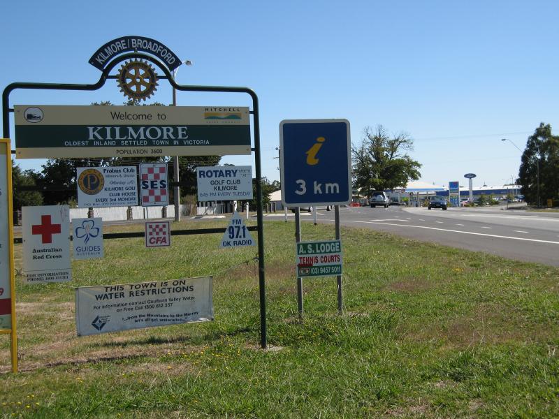 Kilmore - Around Kilmore: Kilmore town sign, view north along Northern Hwy towards Old Mill Rd