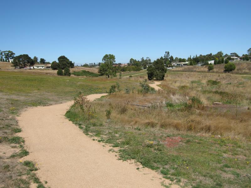 Kilmore - Parks along Kilmore Creek at Rutledge Street: Walking track through Sam De Gabrielle Reserve, view south along Kilmore Creek at Rutledge Rd
