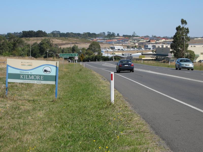 Kilmore - Northern Highway, north of Kilmore: Kilmore town sign, view south along Northern Hwy towards Willowmavin Rd