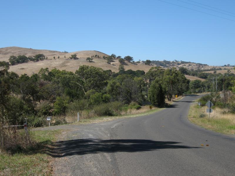 Kilmore - Kilmore East: View east along Kilmore East Rd, east of Racecourse