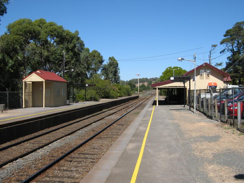 Kilmore - Kilmore East: View south along platform at Kilmore East station