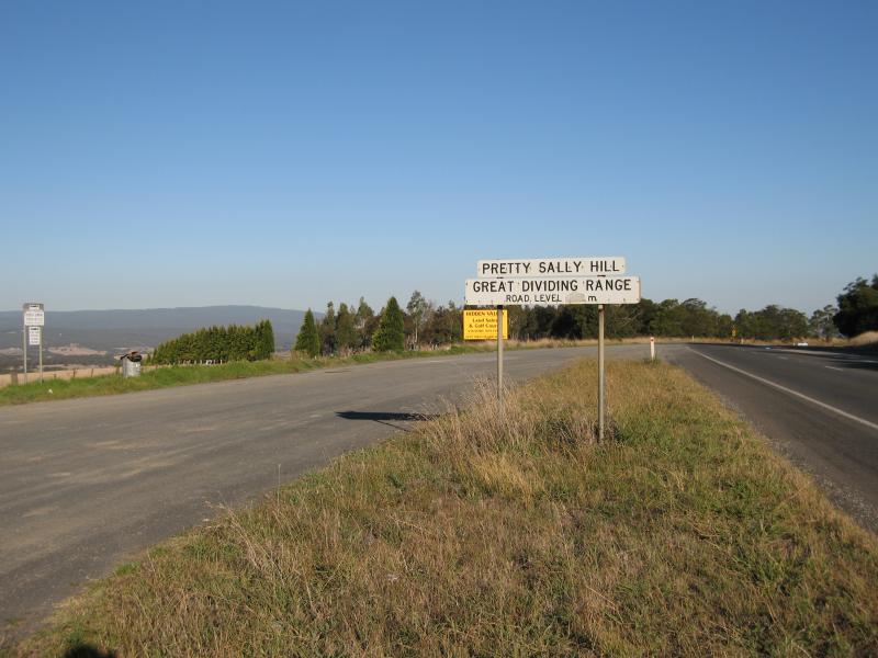 Kilmore - Pretty Sally Hill, Northern Highway between Kilmore and Wallan: View south along Northern Hwy at stopping bay