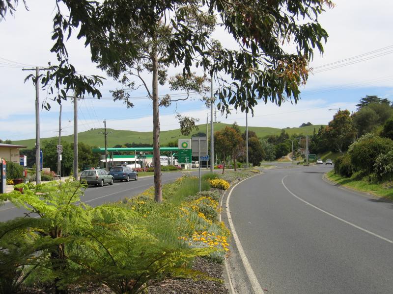 Korumburra - Commercial centre and shops, Commercial Road, Bridge Street and Mine Road: View north-west along Commercial St towards King St