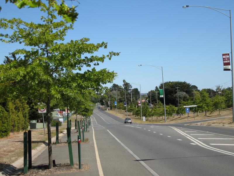 Kyneton - Bourke Street: View west along Bourke St towards Caroline Chisholm Dr