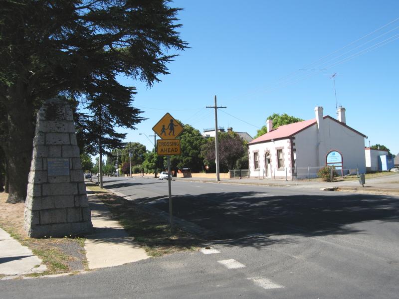 Kyneton - Shops along High Street: View east along High St at Epping St and Major Mitchell monument