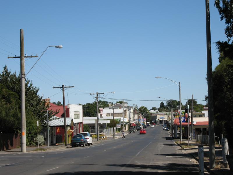 Kyneton - Shops along High Street: View west along High St at Epping St
