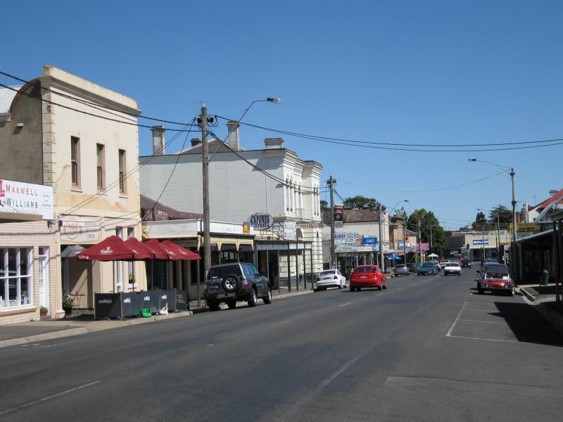 Kyneton - Shops along High Street: View west along High St between Welsh St and Mollison St