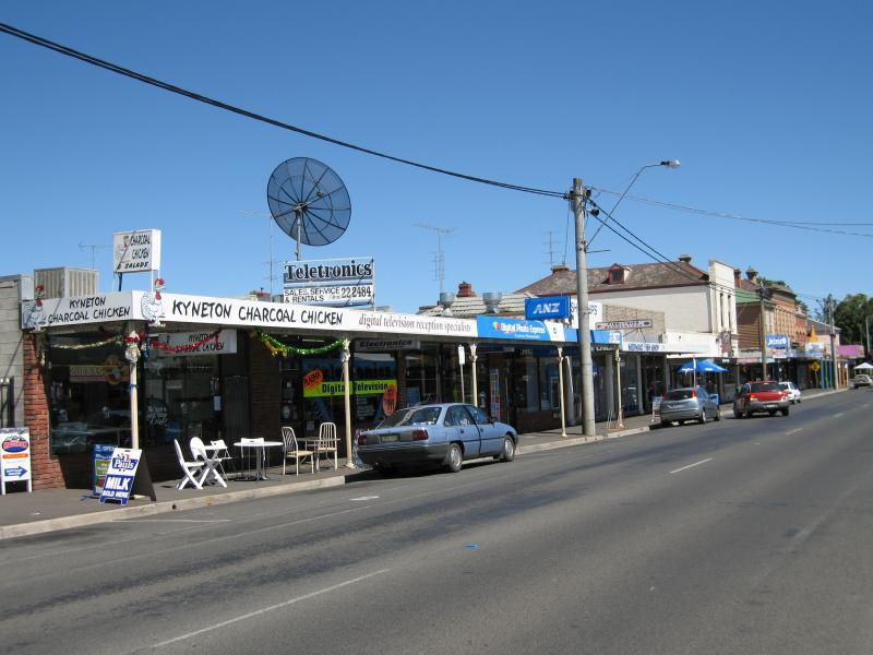 Kyneton - Shops along High Street: View west along High St between Welsh St and Mollison St