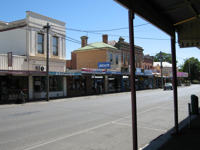 Kyneton - Shops along High Street: View west along High St towards Mollison St
