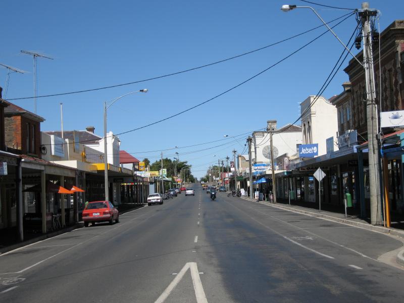 Kyneton - Shops along High Street: View east along High St at Mollison St