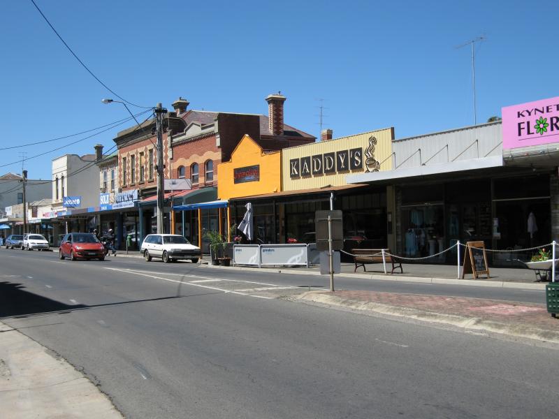 Kyneton - Shops along High Street: View east along High St at Mollison St