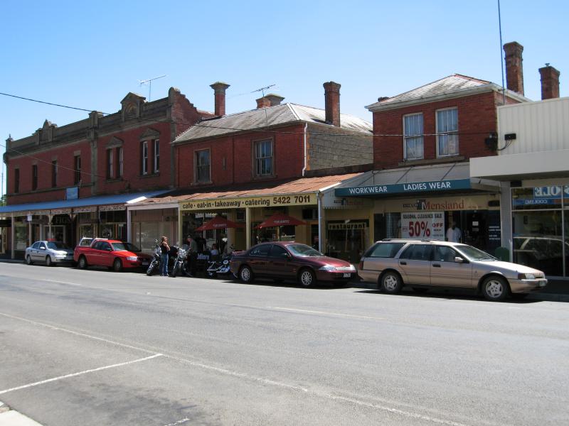 Kyneton - Shops along High Street: View west along High St towards Mollison St