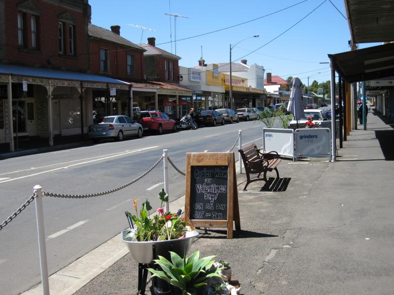 Kyneton - Shops along High Street: View east along High St at Mollison St