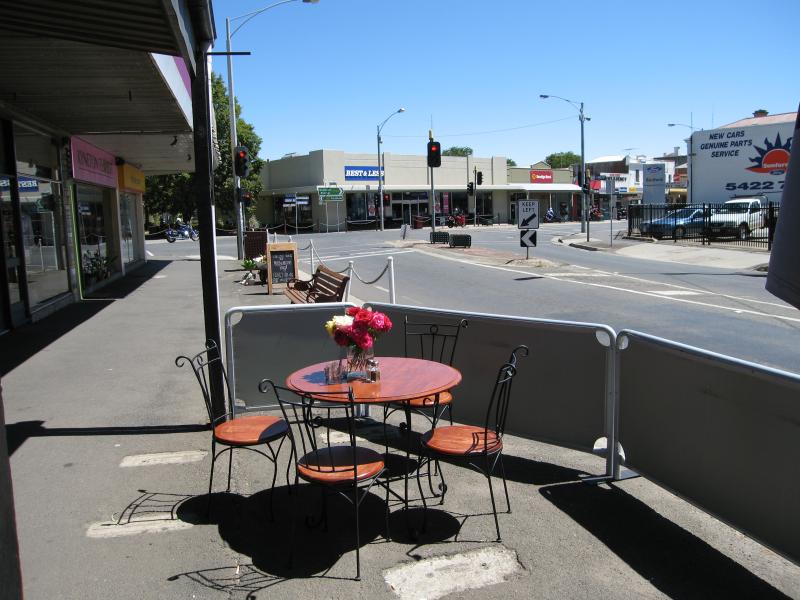 Kyneton - Shops along High Street: View west along High St towards Mollison St