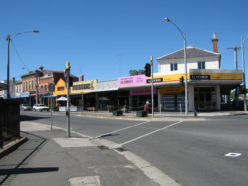 Kyneton - Shops along High Street: View east along High St at Mollison St