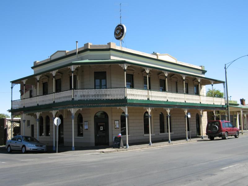 Kyneton - Shops along Mollison Street: Albion Hotel, corner of Mollison St and Donnithorne St