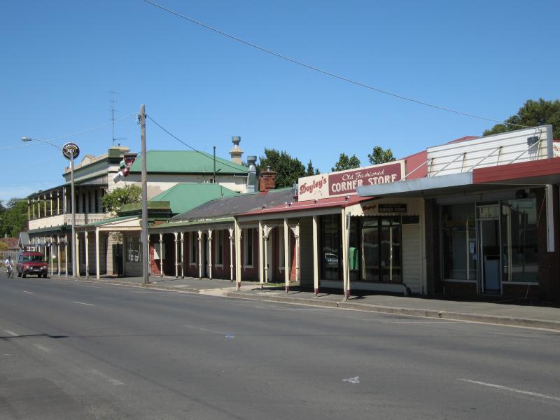 Kyneton - Shops along Mollison Street: View south along Mollison St towards Donnithorne St