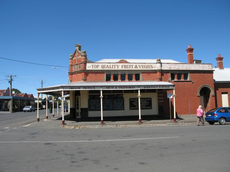 Kyneton - Shops along Mollison Street: View south along Mollison St at Simpson St