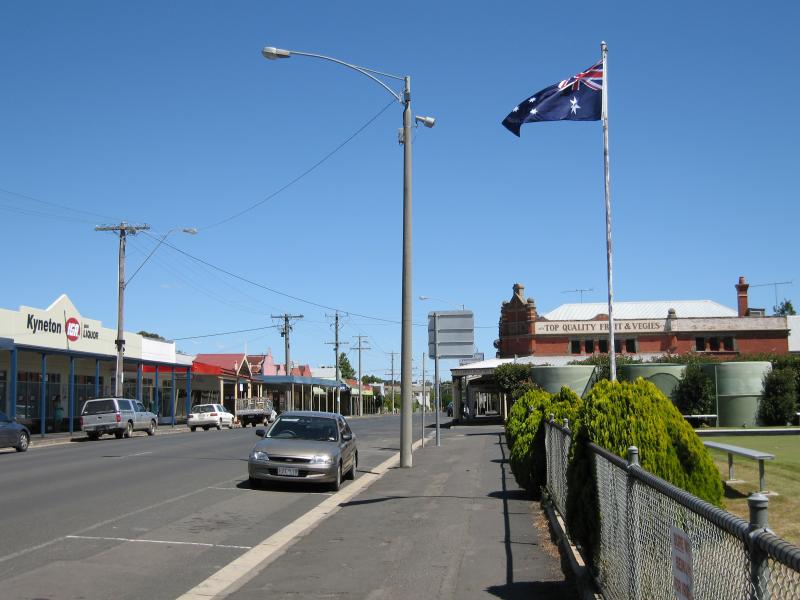 Kyneton - Shops along Mollison Street: View south along Mollison St in front of bowling club towards Simpson St