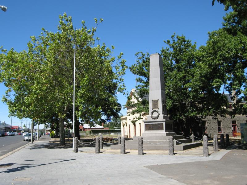 Kyneton - Shops along Mollison Street: War memorial, view south along Mollison St at High St