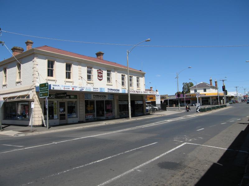 Kyneton - Shops along Mollison Street: View south along Mollison St at Market St