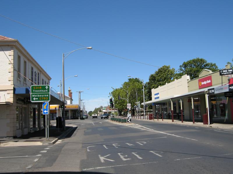 Kyneton - Shops along Mollison Street: View south along Mollison St at Market St