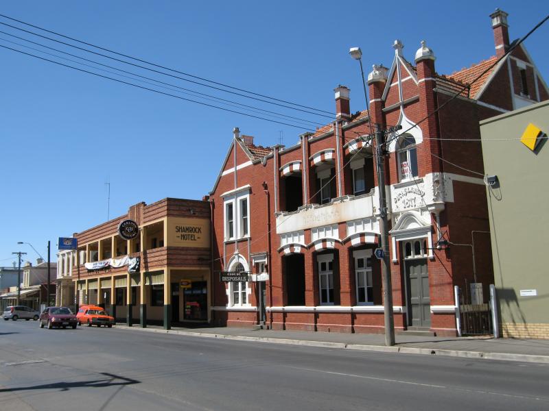 Kyneton - Shops along Mollison Street: View north along Mollison St towards Lauriston St