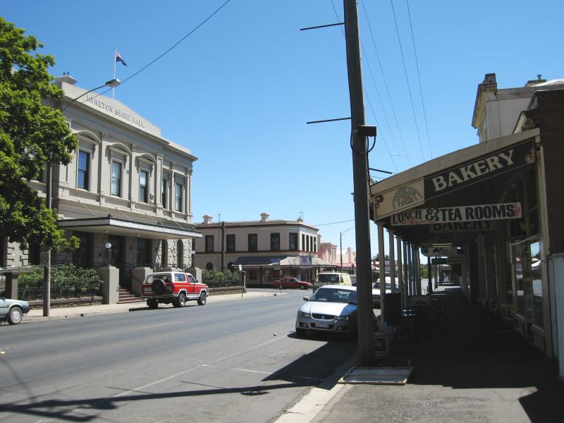 Kyneton - Shops along Mollison Street: View north along Mollison St towards Hutton St