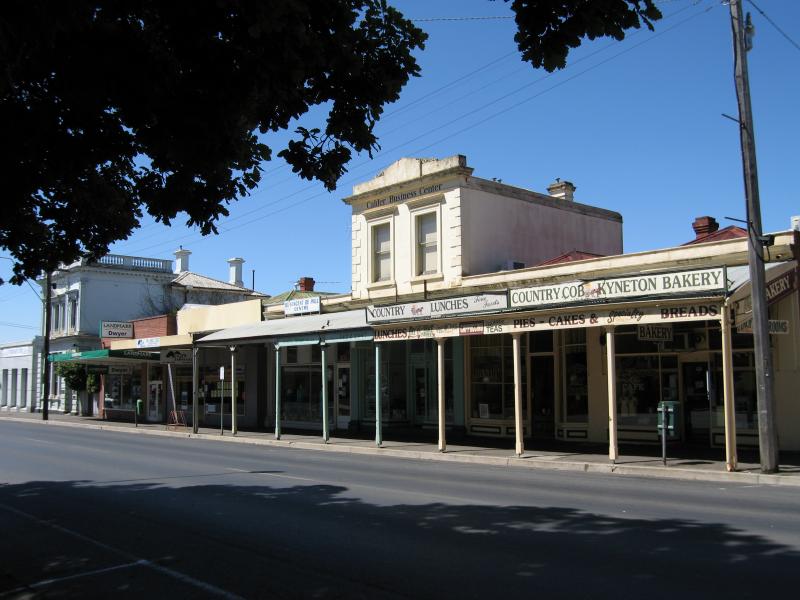 Kyneton - Shops along Mollison Street: View north along Mollison St towards Bowen St