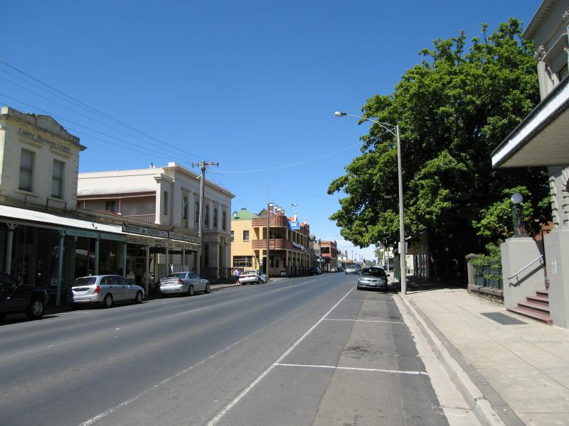 Kyneton - Shops along Mollison Street: View south along Mollison St towards Lauriston St
