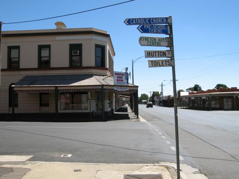 Kyneton - Shops along Mollison Street: View north along Mollison St at Hutton St
