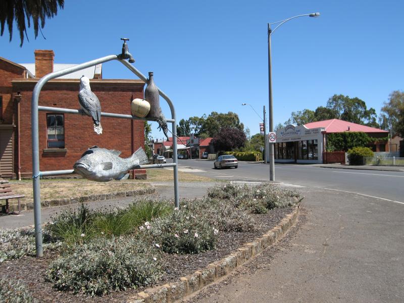 Kyneton - The historic Piper Street: View west along Piper St at Mollison St