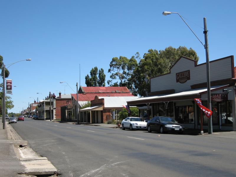 Kyneton - The historic Piper Street: Gallery On Piper, view west along Piper St towards Ebden St