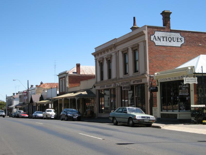 Kyneton - The historic Piper Street: Antique Gallery, view west along Piper St towards Powlett St