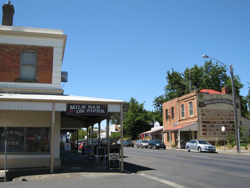 Kyneton - The historic Piper Street: View east along Piper St at Powlett St