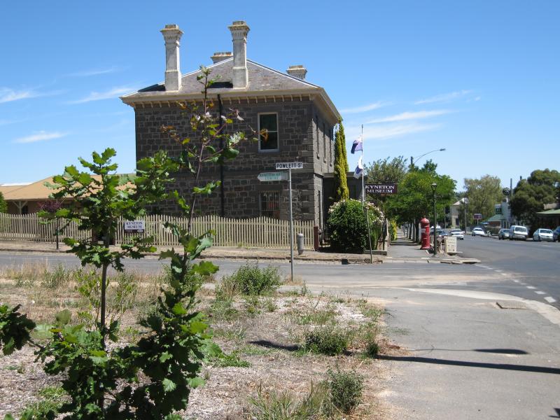 Kyneton - The historic Piper Street: Kyneton Museum, view west along Piper St at Powlett St