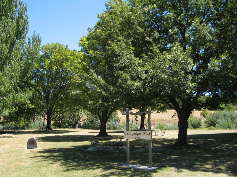 Kyneton - Campaspe River: Campaspe Flat, park on east bank of Campaspe River, Campaspe Pl