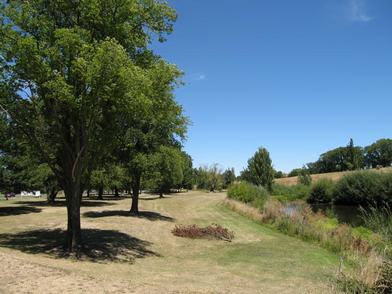 Kyneton - Campaspe River: View south along Campaspe River at Campaspe Pl
