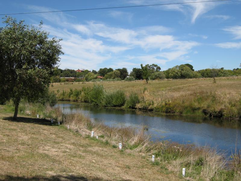 Kyneton - Campaspe River: View south along Campaspe River, just south of Piper St
