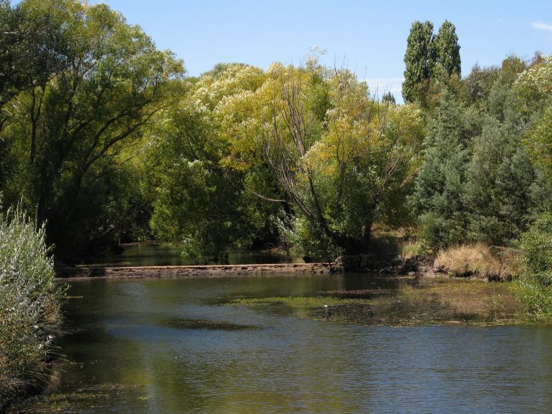 Kyneton - Campaspe River: View east along Campaspe River towards weir at south end of Mill St