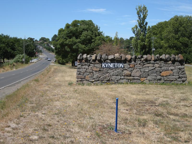 Kyneton - Around Kyneton: View east along Burton Av towards Campaspe River