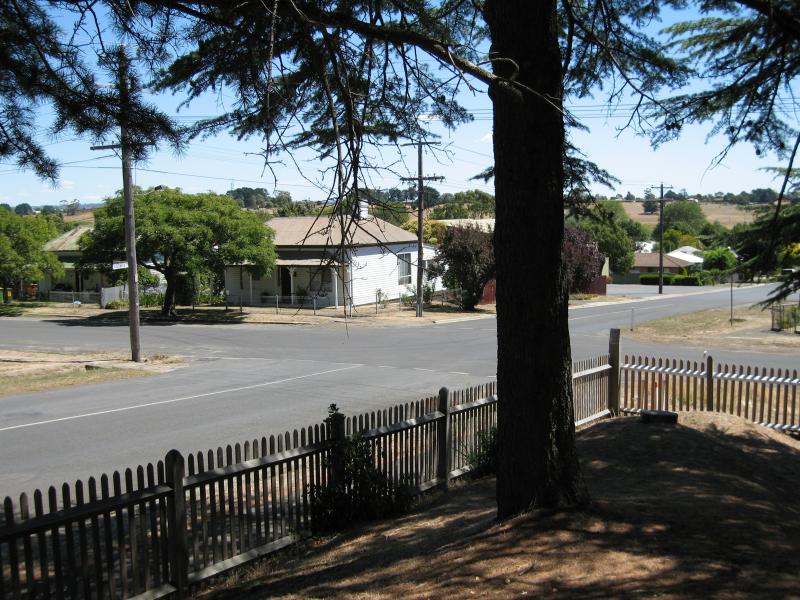 Kyneton - Around Kyneton: View west along Yaldwyn St at Powlett St