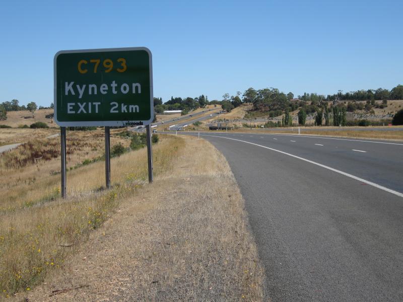 Kyneton - Calder Freeway: View north-west along Calder Fwy, 2 km from Kyneton exit (Bourke St)