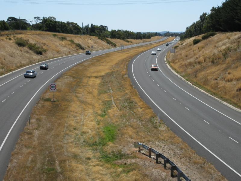 Kyneton - Calder Freeway: View north-west along Calder Fwy from Mollison St overpass